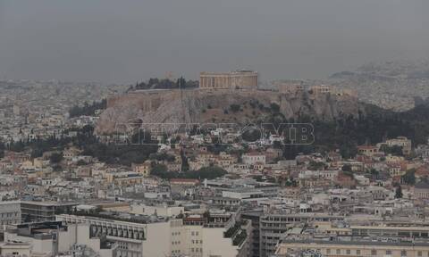 Η αφρικανική σκόνη «καλύπτει» τη χώρα - Εικόνες από το κέντρο της Αθήνας
