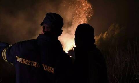 Κρήτη: Νυχτερινή φωτιά δίπλα σε ξενοδοχείο - Η μάχη των πυροσβεστών