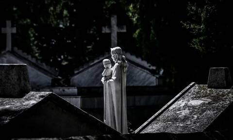 Τραγικές εικόνες στο Λασίθι: Πλημμύρισαν οι τάφοι του νεκροταφείου στην Κριτσά