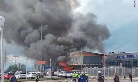 Ρωσία: Πυρκαγιά ξέσπασε σε αεροδρόμιο στην πόλη Μινεράλνιε Βόντι (vid)