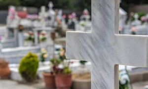 Πλημμύρισαν οι τάφοι σε νεκροταφείο της Κρήτης – Σοκάρει το βίντεο