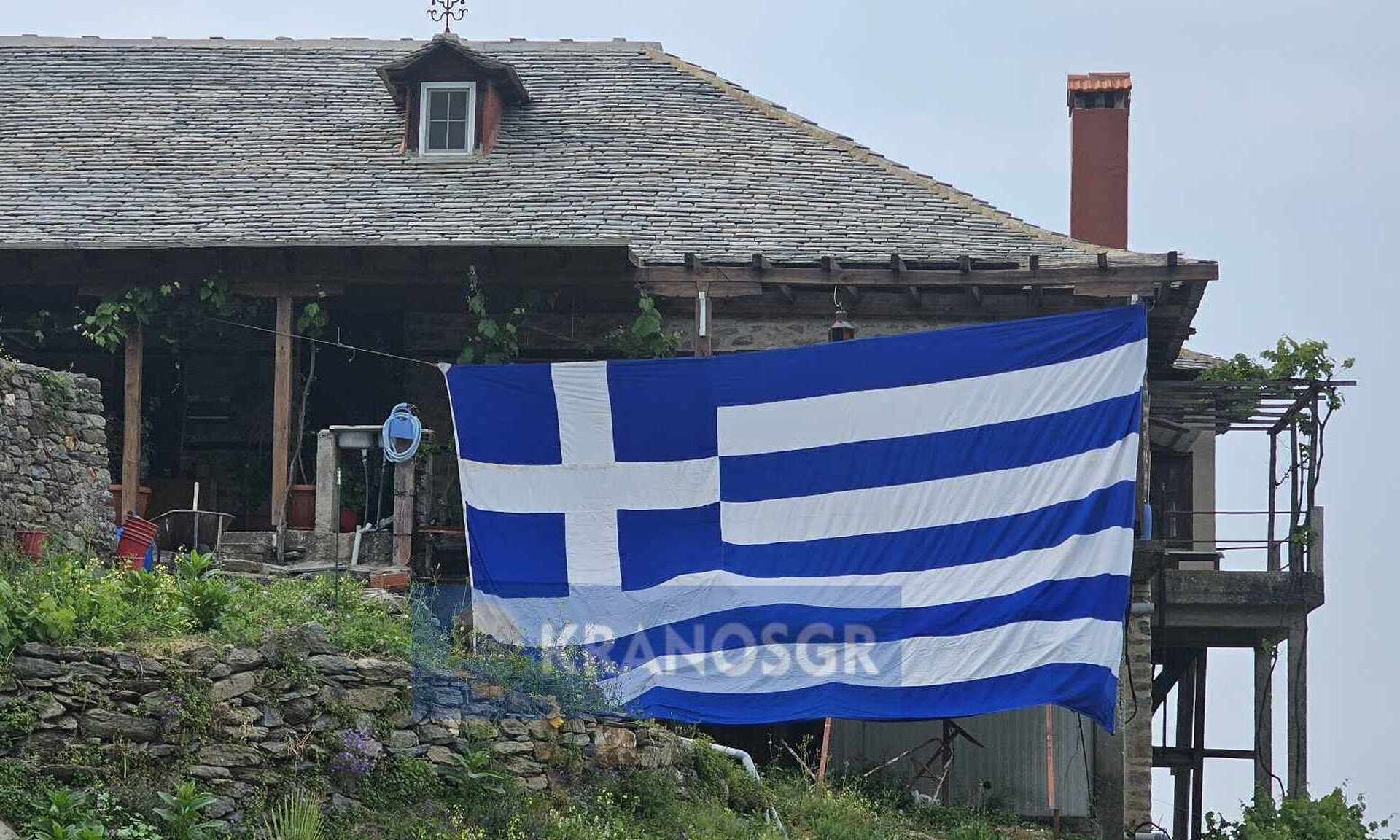 Συγκίνηση: Στελέχη των Ενόπλων Δυνάμεων ύψωσαν τη μεγαλύτερη ελληνική σημαία στο Άγιο Όρος