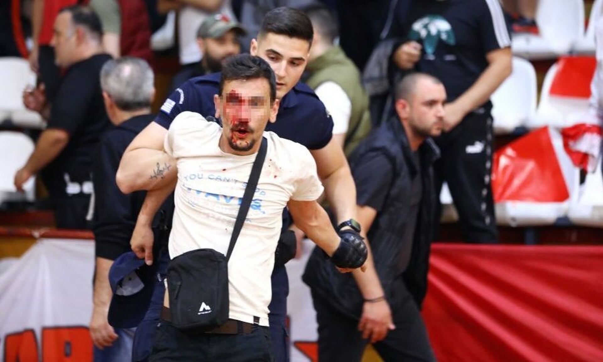 Σοβαρά επεισόδια στην Καισαριανή σε αγώνα μπάσκετ - Σκληρές εικόνες