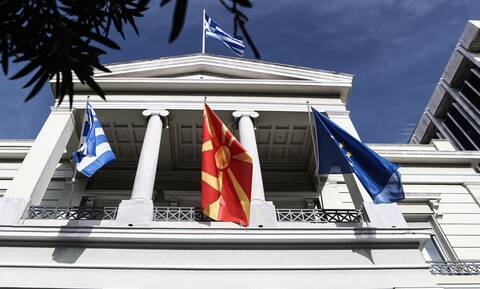 De facto διπλή ονομασία των Σκοπίων και βέτο της Ελλάδας στον ορίζοντα