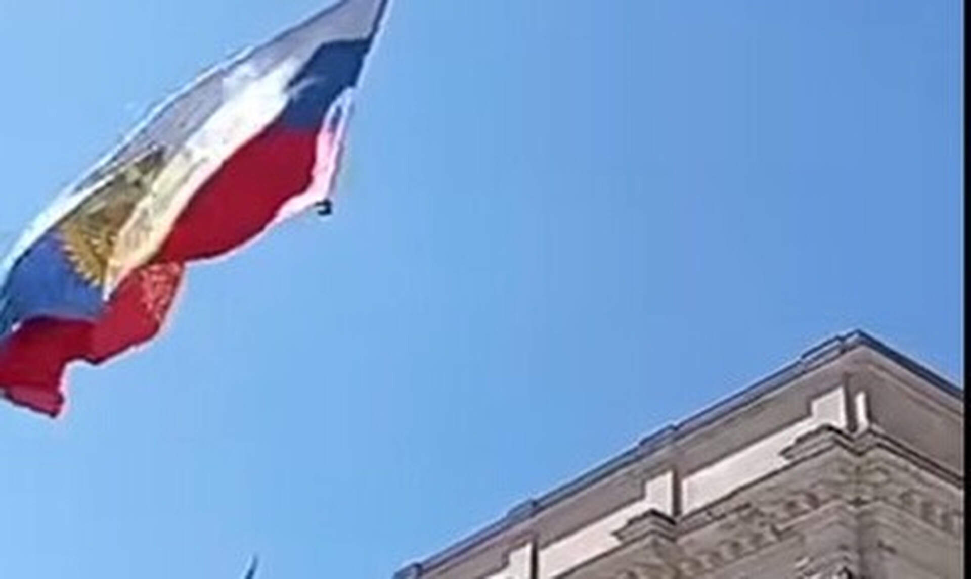 Γερμανία: Αγνωστος άνδρας ύψωσε τη ρωσική σημαία πάνω από το Ράιχσταγκ με drone