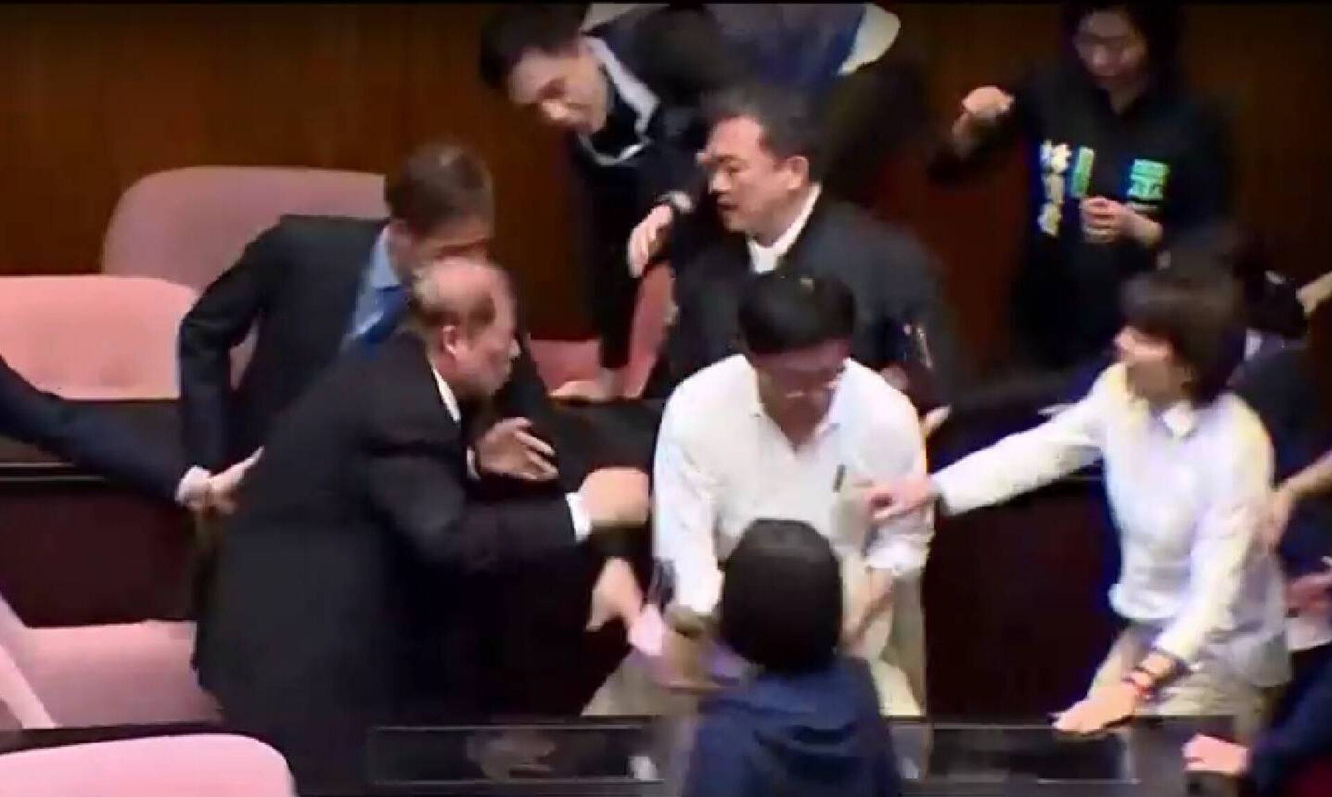 Ταϊβάν: Αγρια συμπλοκή μεταξύ βουλευτών - Μετέτρεψαν την βουλή... σε ρινγκ