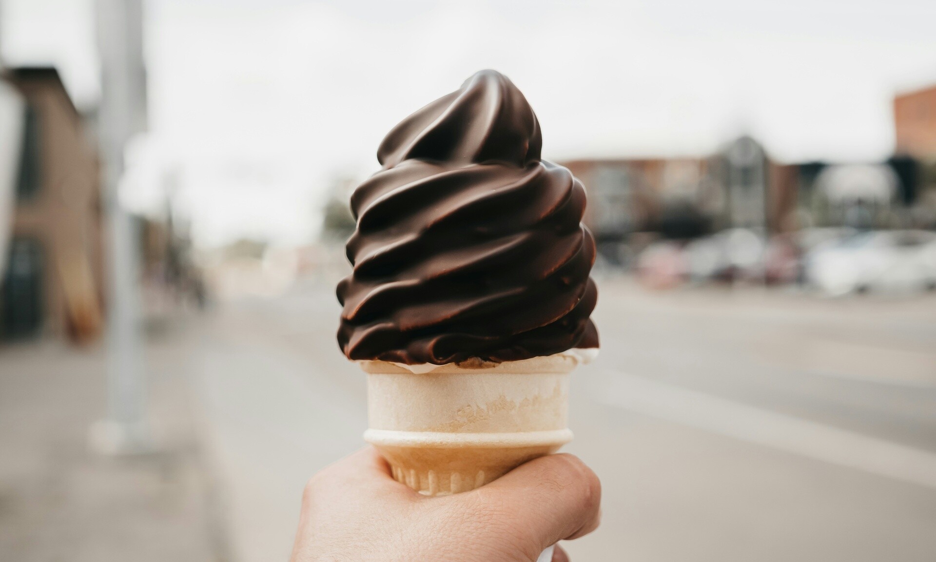 Ακρίβεια: Το ανοδικό «ράλι» στην τιμή της σοκολάτας συμπαρασύρει και το παγωτό