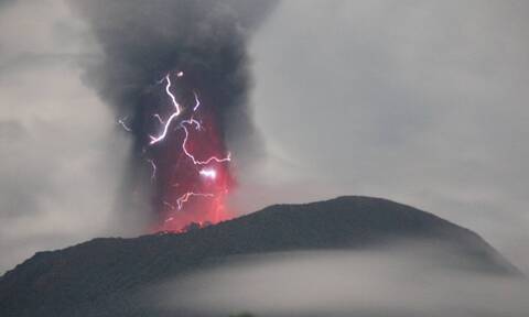 Εντυπωσιακή έκρηξη ηφαιστείου στην Ινδονησία