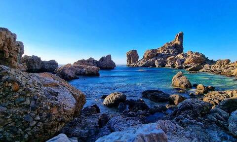 Η παραλία της Κρήτης που μοιάζει με ένα βυθισμένο… Stonehenge!