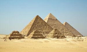 Αίγυπτος: Αρχαιολόγοι ανακάλυψαν μία μεγάλη «ανωμαλία» κάτω από τις πυραμίδες της Γκίζας