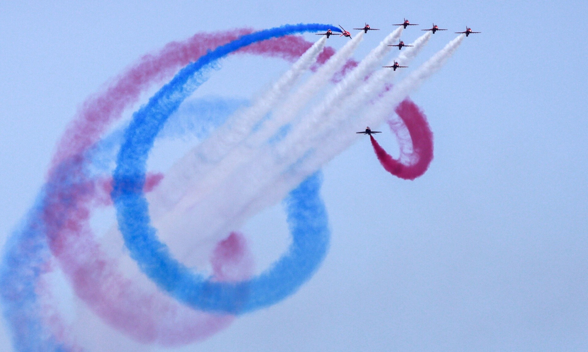 Red Arrows: Tα αεροσκάφη της βρετανικής Βασιλικής Αεροπορίας «έσκισαν» τον ουρανό των Χανίων