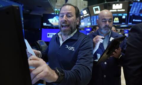 Wall Street: Μια «ανάσα» από το ιστορικό ρεκόρ των 40.000 μονάδων ο Dow Jones