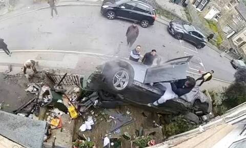 Συγκλονιστικό βίντεο: Αυτοκίνητο με υπερβολική ταχύτητα «καρφώθηκε» σε σπίτι – Σώοι οι επιβαίνοντες