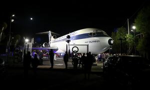 Mount Olympus: Το θρυλικό Boeing 727 της Ολυμπιακής «προσγειώθηκε» στη Λεωφόρο Βουλιαγμένης