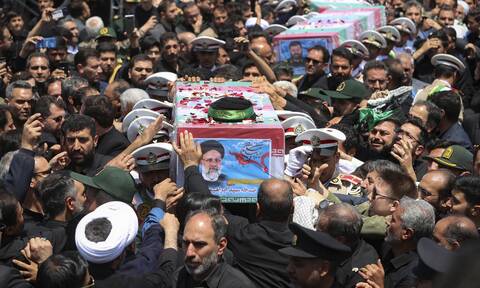 Παρακολουθήστε live: Χιλιάδες φιλοεπαναστάτες Ιρανοί αποχαιρετούν τον Εμπραχίμ Ραΐσι