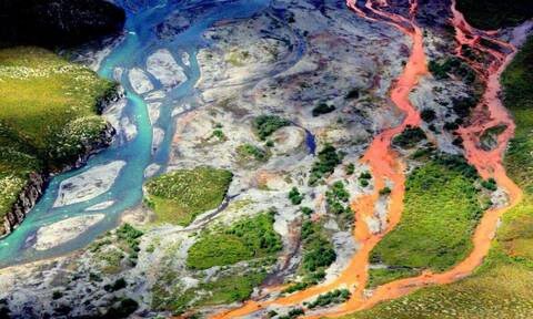 Τα... σκουριασμένα νερά της Αλάσκας - Πώς εξηγείται το αλλόκοτο πορτοκαλί χρώμα