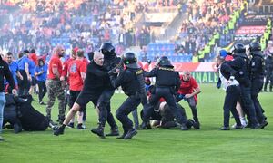 Τσεχία: Άγριο ξύλο στον τελικό του κυπέλλου – Οπαδοί εισέβαλαν στο χορτάρι