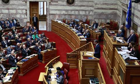 Βουλή: Υπερψηφίστηκε το νομοσχέδιο για την αντιμετώπιση της ακρίβειας
