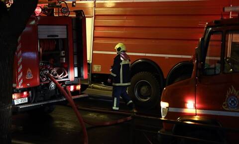 Υπό μερικό έλεγχο η πυρκαγιά σε αποθηκευτικό χώρο στη Μάνδρα
