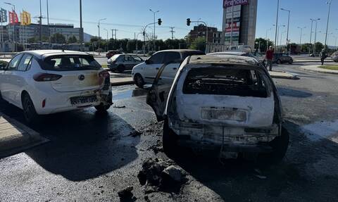 Θεσσαλονίκη: Φωτιά σε τέσσερα οχήματα σε εμπορικό κέντρο