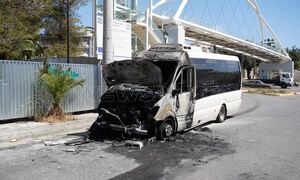 Χαϊδάρι: Σοκάρουν οι φωτογραφίες από το τουριστικό λεωφορείο που τυλίχθηκε στις φλόγες