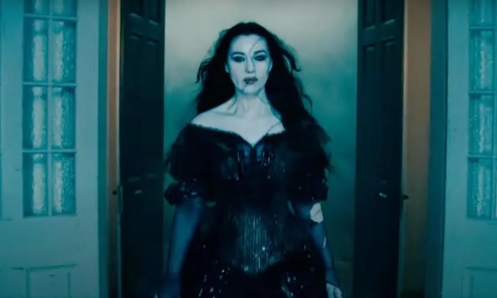 H goth εμφάνιση της Mόνικα Μπελούτσι στο επίσημο τρέιλερ του «Σκαθαροζούμη 2»