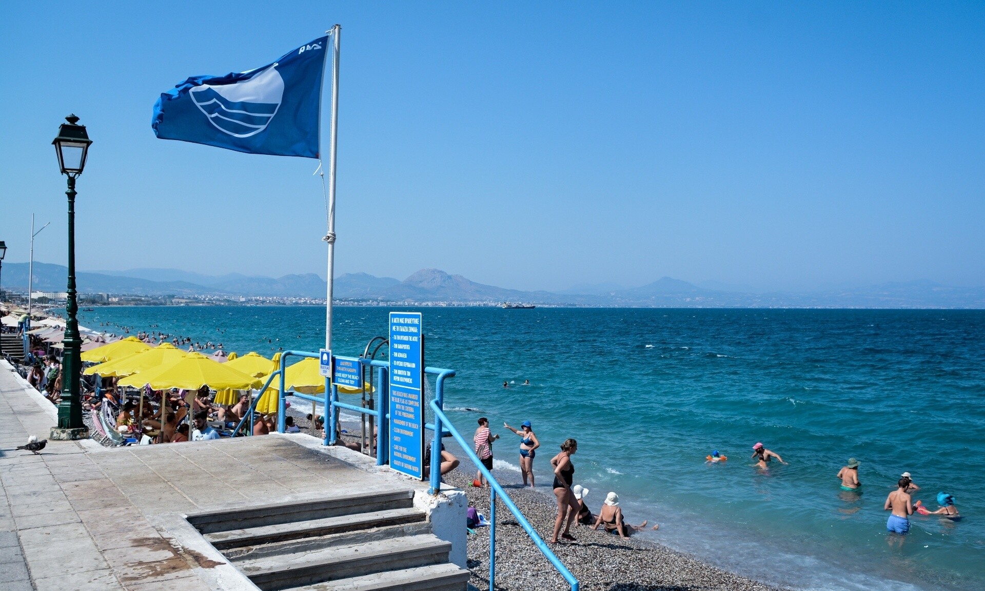 «Γαλάζια Σημαία»: Δεύτερη θέση στον κόσμο για την Ελλάδα με 652 βραβευμένες παραλίες