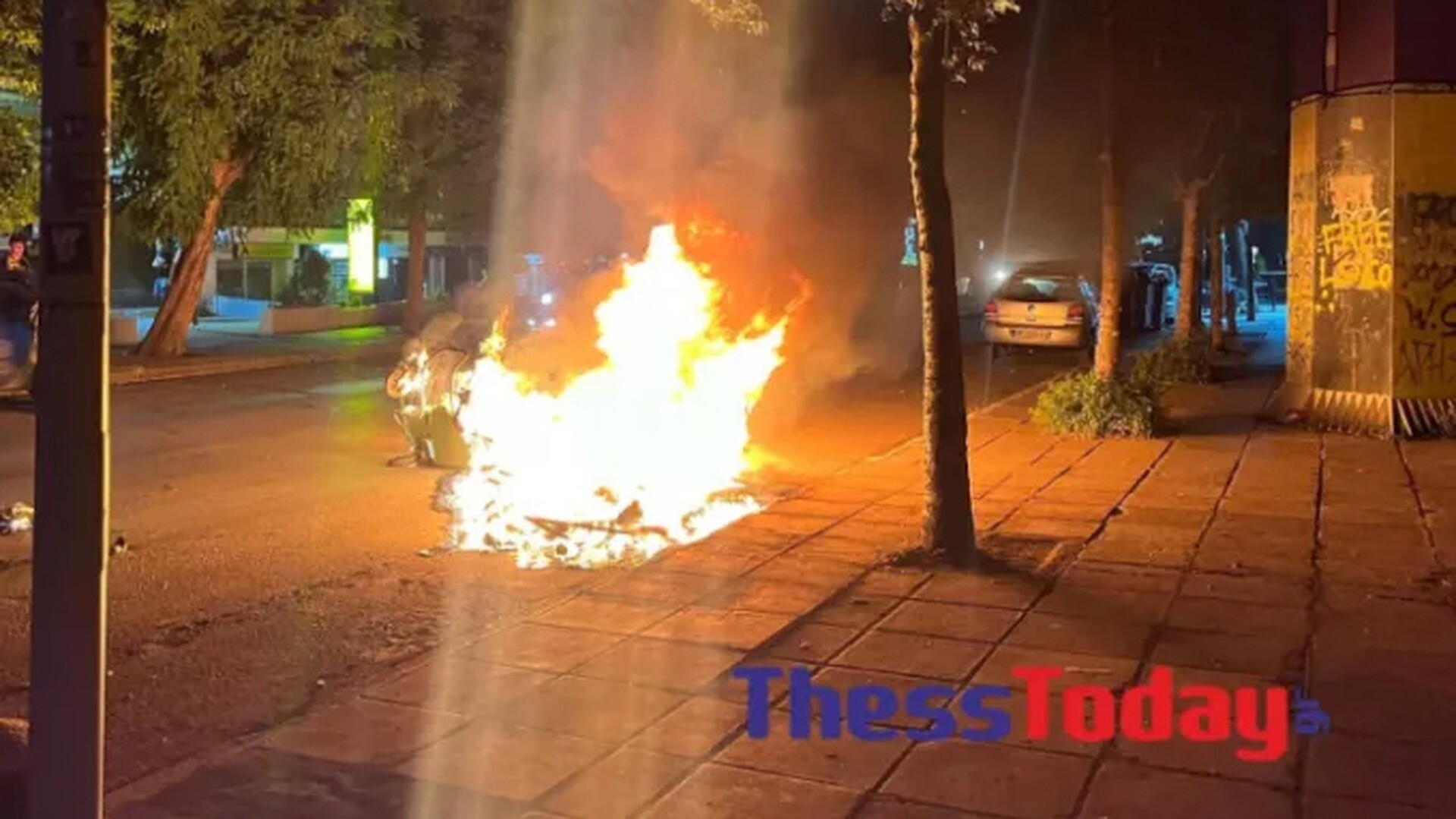 Θεσσαλονίκη: Φωτιά σε κάδους από οπαδούς -  Μεγάλη κινητοποίηση της Αστυνομίας