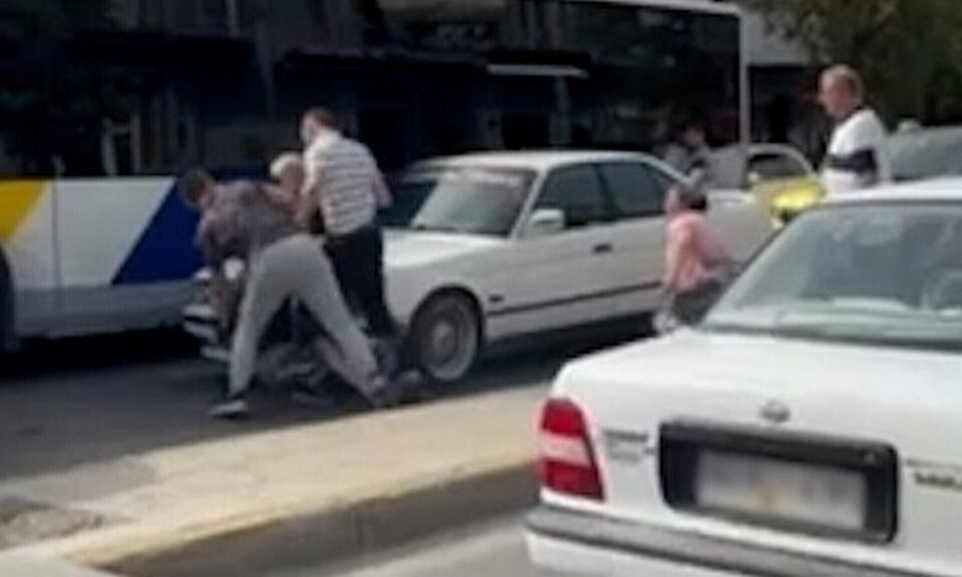 Αιγάλεω: Η Αστυνομία αναζητά τους τρεις άντρες που ξυλοκόπησαν το ζευγάρι στη μέση του δρόμου