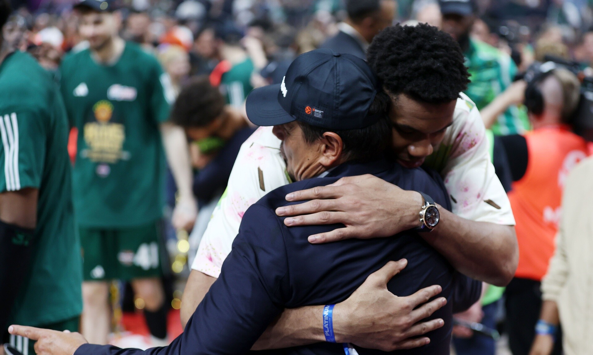 Final Four Euroleague: Ο Γιάννης Αντετοκούνμπο πήρε αγκαλιά τον Εργκίν Αταμάν - «Είσαι ο Νο1 κόουτς»