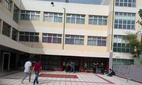 Ξύπνησε ο εφιάλτης στο Μενίδι: Βρέθηκαν βολίδες στον προαύλιο χώρο σχολείου