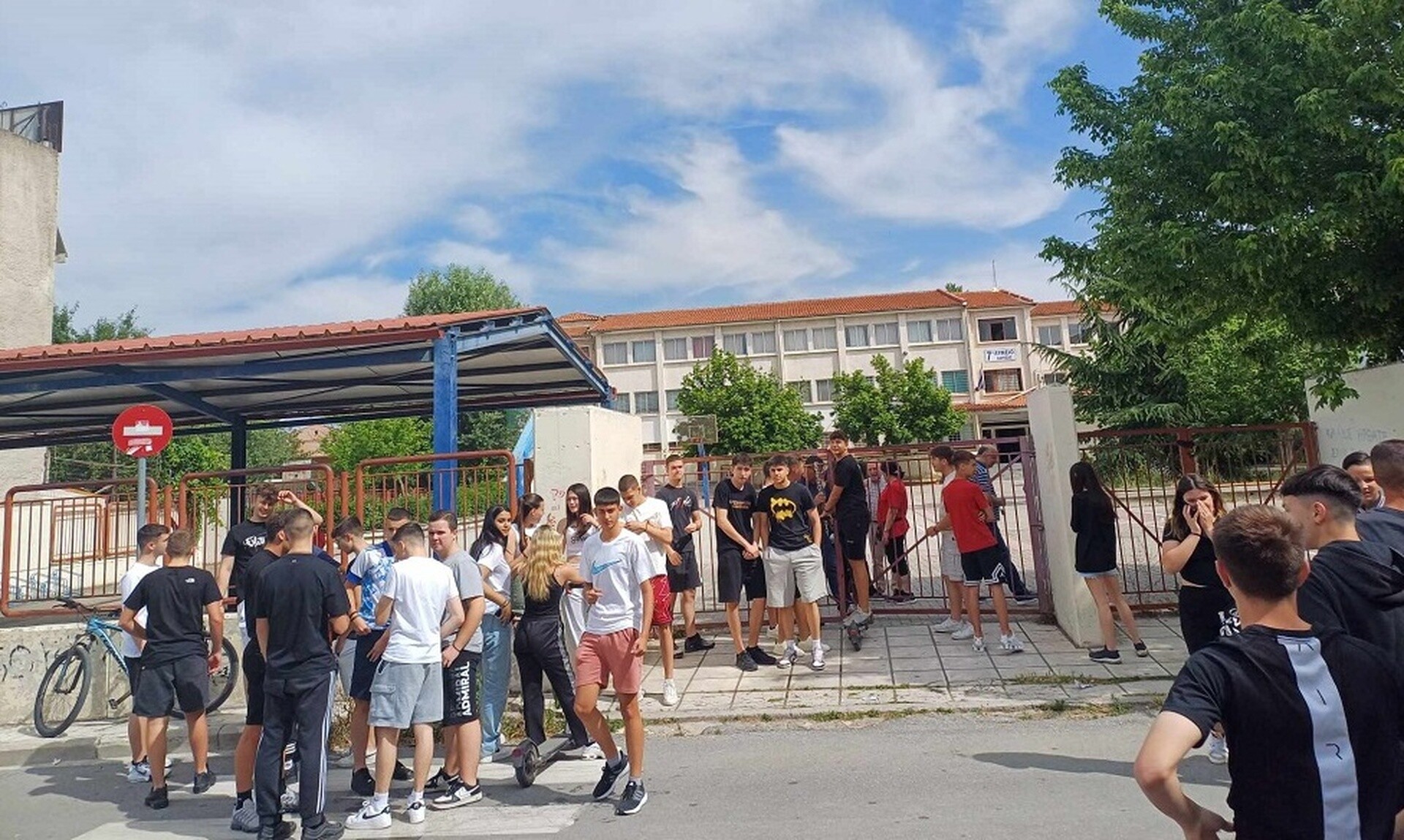 Πανικός σε σχολείο της Λάρισας μετά από τηλεφώνημα για βόμβα - Εκκενώθηκε το κτίριο