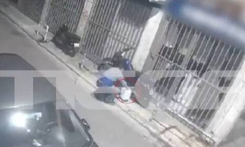 Άγιος Παντελεήμονας: Βίντεο ντοκουμέντο με τον άνδρα που κλέβει βενζίνη από μηχανάκια