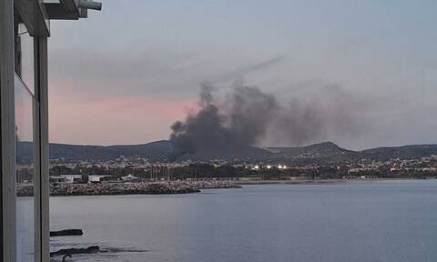 Αττική: Έσβησε η φωτιά στο χώρο σκαφών στη Λεωφόρο Βάρης - Κορωπίου (pics)