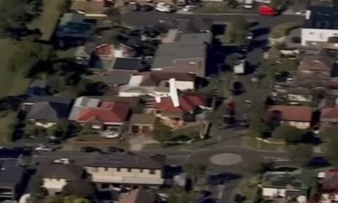 Αυστραλία: Η τρομακτική στιγμή με αεροσκάφος να περνά ξυστά πάνω από στέγες σπιτιών