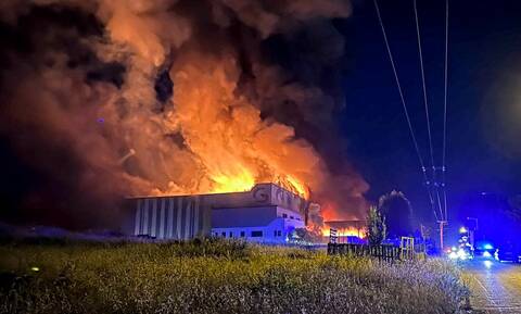 Λαμία: Τουλάχιστον 2 άτομα εμπλέκονται στη φωτιά που ξέσπασε στο εργοστάσιο με τα χαλασμένα γεύματα