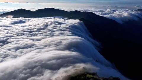 Εντυπωσιακός «καταρράκτης» σύννεφων σε βουνό της Κίνας