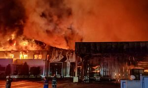 Φωτιά στο εργοστάσιο στη Λαμία: Ταυτοποιήθηκε ύποπτος, άνοιξαν με τα κλειδιά