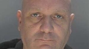 Βρετανία: Φυλακίστηκε κομμωτής με περούκα και ψεύτικο στήθος που επιτέθηκε σεξουαλικά σε μεθυσμένο