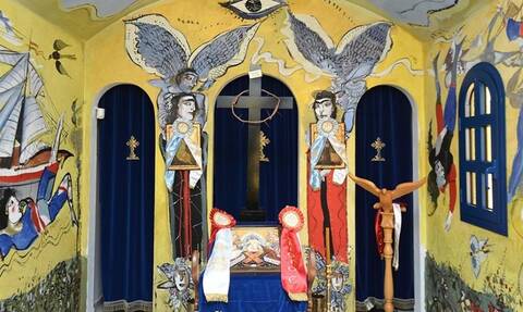 Σούνιο: Ο δεσπότης «σφράγισε» το εκκλησάκι της Παναγίας Καταφυγιώτισσας με τις αγιογραφίες Μυταρά