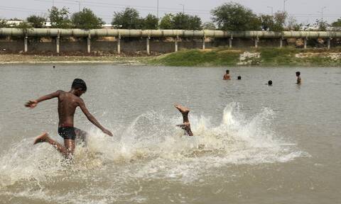 «Ψήνεται» η Ινδία στους 50 βαθμούς Κελσίου  - Νερό με δελτίο στο Δελχί