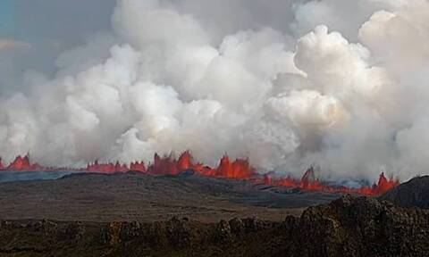 Συμβαίνει τώρα: Έκρηξη ηφαιστείου στην Ισλανδία - LIVE εικόνα