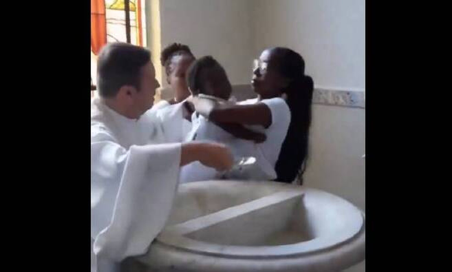 Βραζιλία: Ιερέας τράβηξε βίαια από το κεφάλι βρέφος που το βάφτιζε - Σοκαριστικό βίντεο