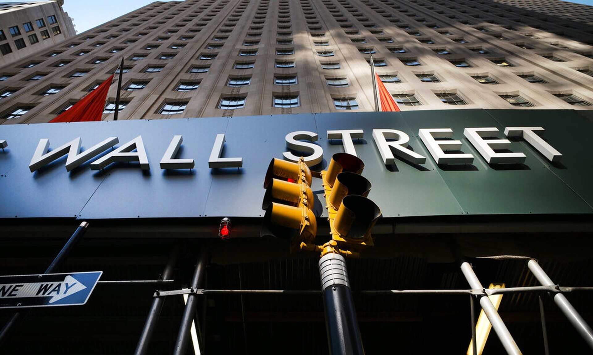 Wall Street: «Βουτιά» 411 μονάδων για τον Dow Jones