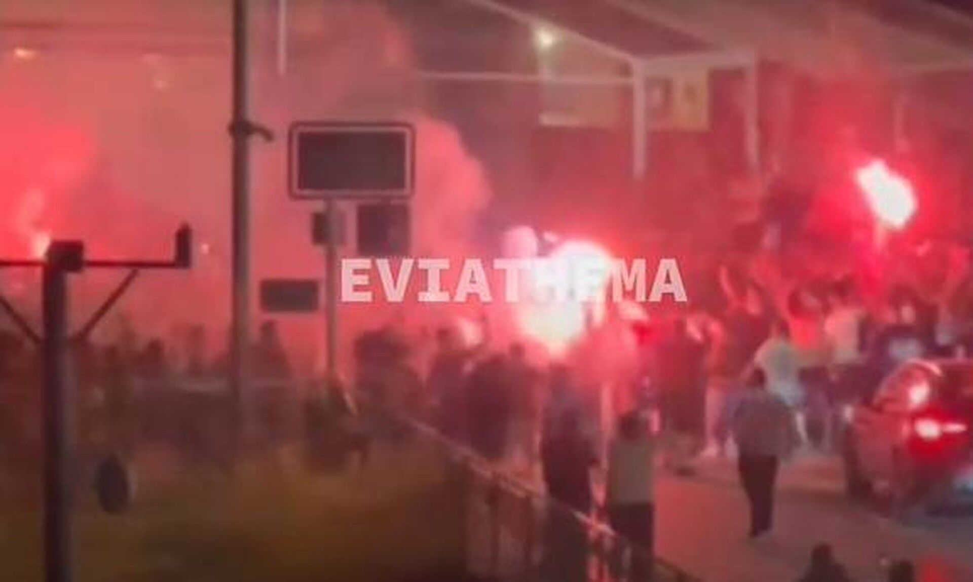 Χαλκίδα: Μαγαζί κάηκε από φωτοβολίδες κατά τους πανηγυρισμούς για τη νίκη του Ολυμπιακού