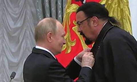 Ο Πούτιν απένειμε στον ηθοποιό Στίβεν Σίγκαλ το παράσημο της φιλίας