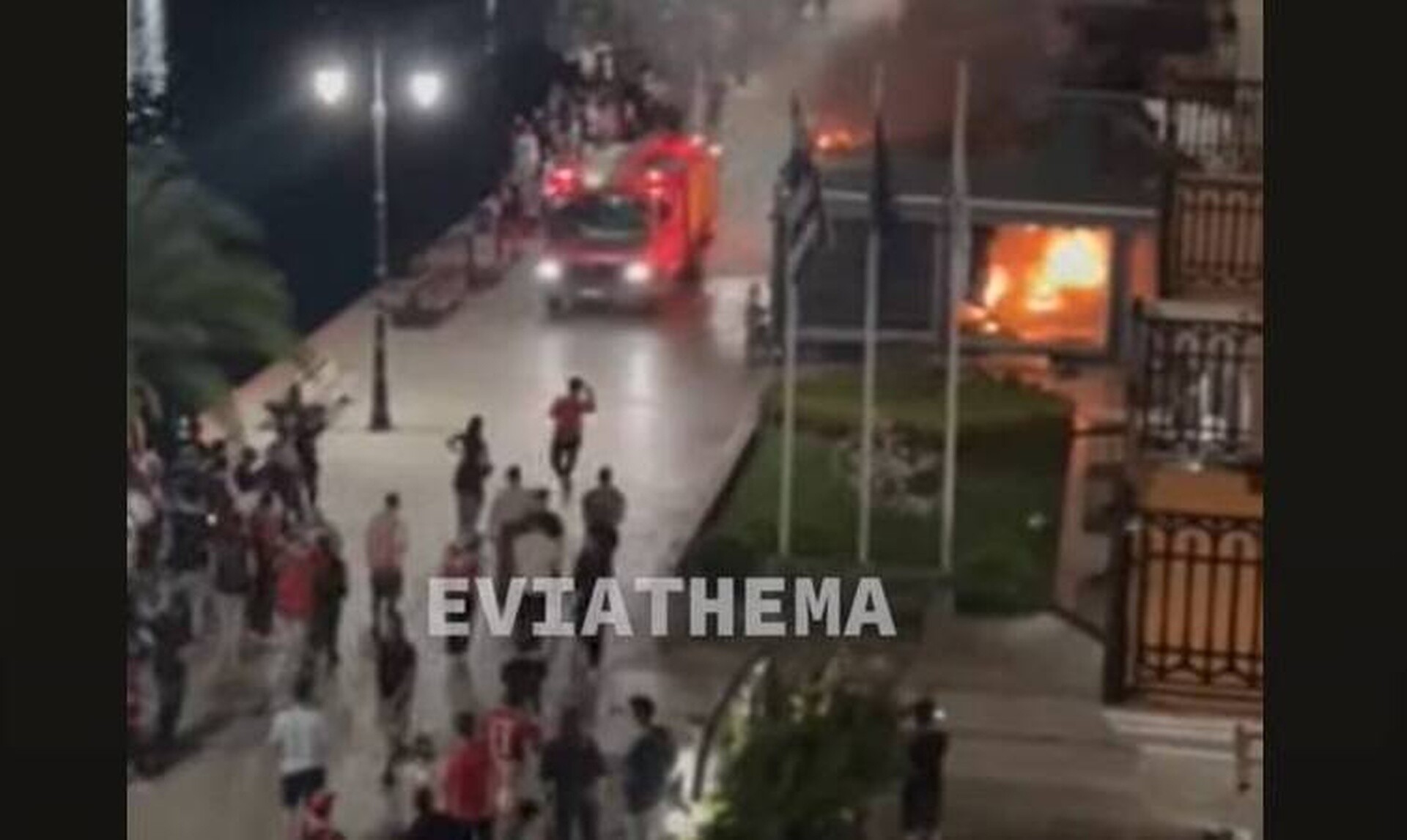 Χαλκίδα: Φωτιά σε μαγαζί από φωτοβολίδα έξαλλων φιλάθλων του Ολυμπιακού