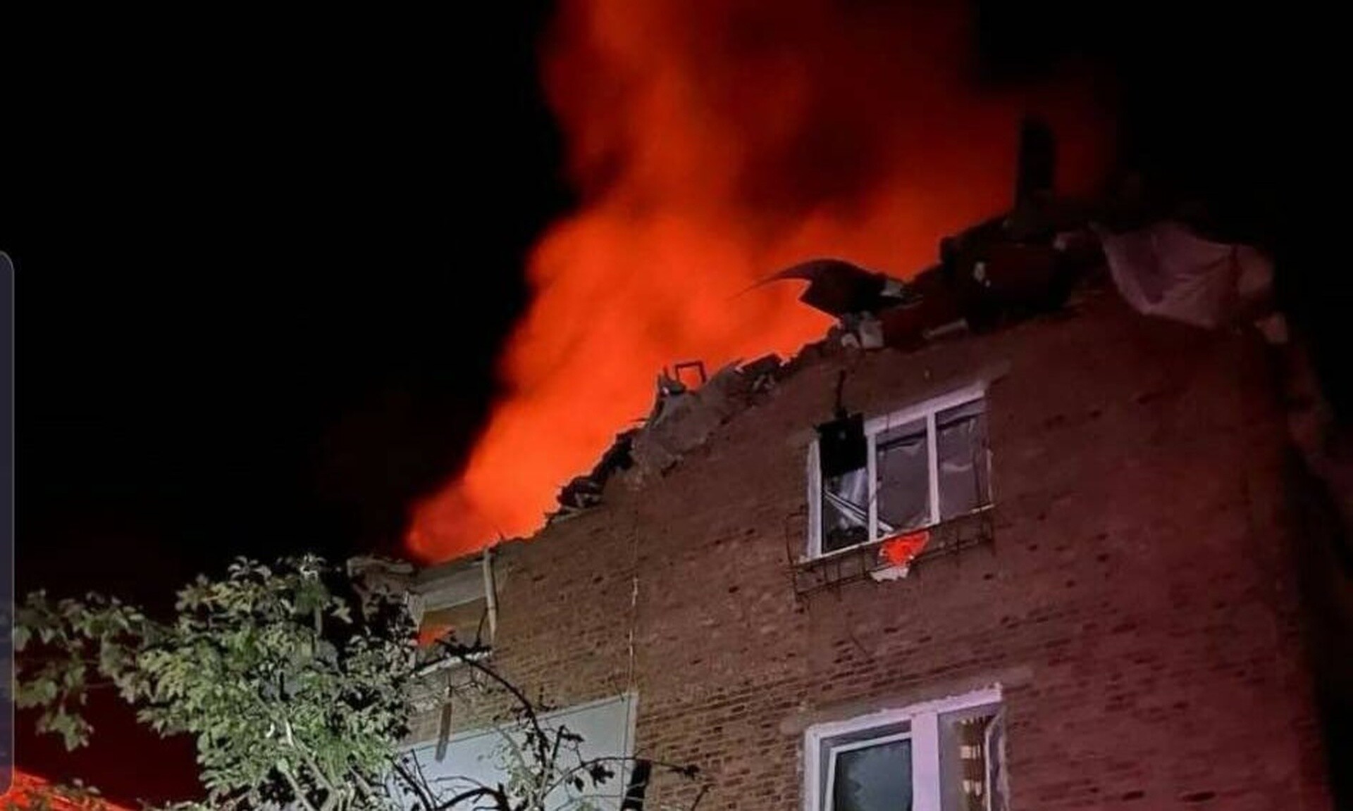 Χάρκοβο: Τρεις νεκροί και 13 τραυματίες από βομβαρδισμό σε πολυκατοικία