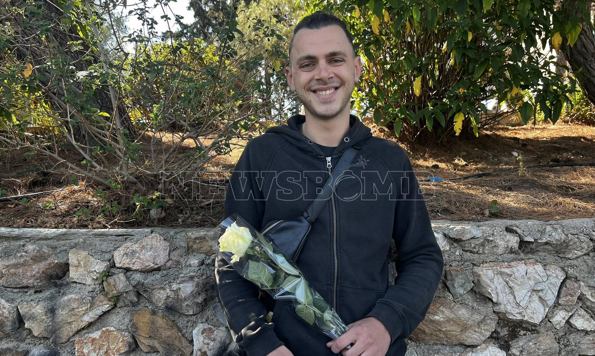 Αυτό είναι έρωτας: Νεαρός περιμένει με λουλούδι την αγαπημένη του έξω από το εξεταστικό κέντρο