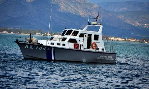 Χίος: Επεισοδιακή καταδίωξη σκάφους διακινητών - Τραυματίσμός και σύλληψη ενός επιβαίνοντα